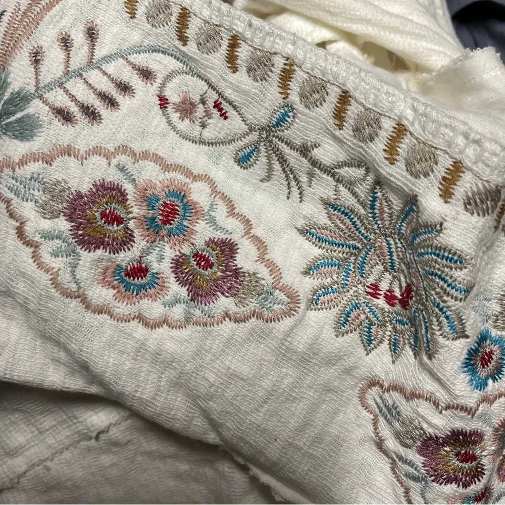 NWT Paparazzi Beautifully Embroidered Vest - Picture 7 of 9